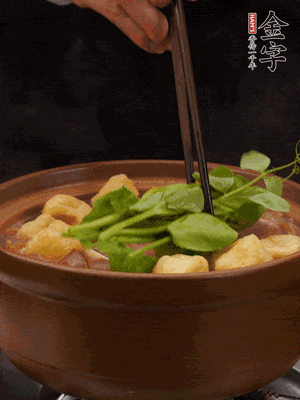 加筒骨煲的經(jīng)典配菜：金字土香腸、油豆腐、千張蓋上蓋子燜一會兒，耐心等候10分鐘。