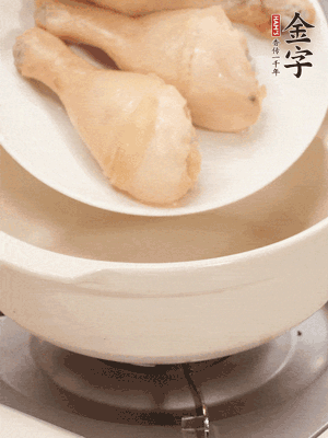 雞腿、火腿、干貝、蒜頭放入砂鍋內(nèi)燉1小時(shí)