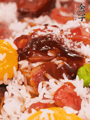 調(diào)醬汁，把蠔油：生抽：老抽：香油按1:2:1:0.5的比例。