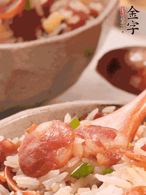 開蓋后，沿鍋邊淋2大勺花生油，大火烤出鍋巴。輕輕翻拌一下，撒點(diǎn)蔥花。