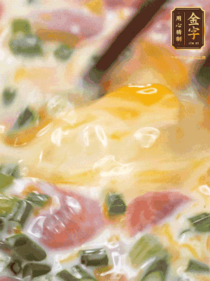 三個全蛋中加適量牛奶、鹽、黑胡椒粉、臘腸、蔥花攪拌均勻