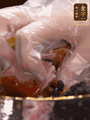 排骨洗凈后（蠔油、生抽、老抽、鹽、糖、淀粉、豆豉、蒜蓉、姜絲）腌制30分鐘