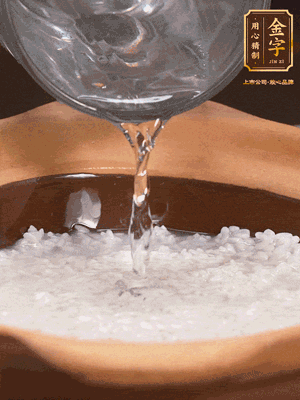 砂鍋底部刷一層油，加入大米和開(kāi)水，水高1cm,大火燒開(kāi)后轉(zhuǎn)中火煲5分鐘，到水微收干