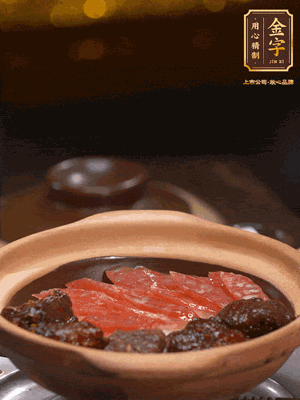 鋪上臘腸和排骨，鍋邊淋一圈油，小火煲10分鐘