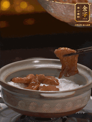 鋪上牛肉，鍋邊淋油在燜5分鐘