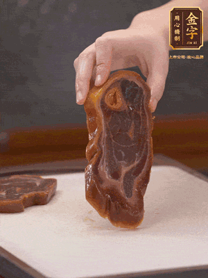 處理節(jié)瓜，刮掉表層的皮和毛，洗凈后去掉瓜蒂，切大塊