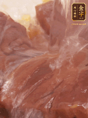 加熱水，2大勺料酒煮20分鐘，再下節(jié)瓜塊煮10分鐘即可