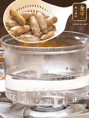 煮一鍋沸水，下蟶子汆燙30秒，撈出浸入冰水，取出蟶子肉