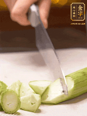 絲瓜去皮，切滾刀塊