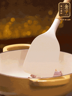 油溫7成熱，下蒜末、咸肉略微煸炒，再下絲瓜