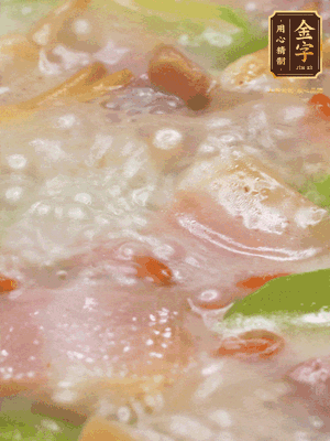 最后下蟶子，一點白胡椒調(diào)味，煮到白色湯汁出來。撒點枸杞點綴