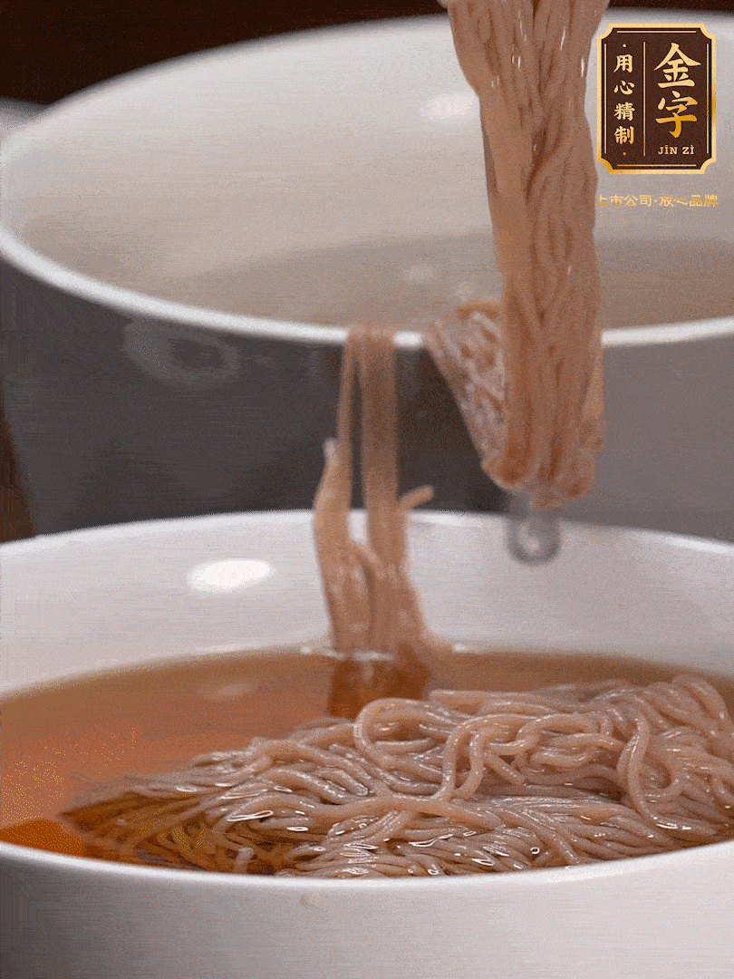 蘋果醋，一點(diǎn)鹽、糖、醬油，兌入涼白開水調(diào)成簡(jiǎn)易冷面湯，放水箱冷藏