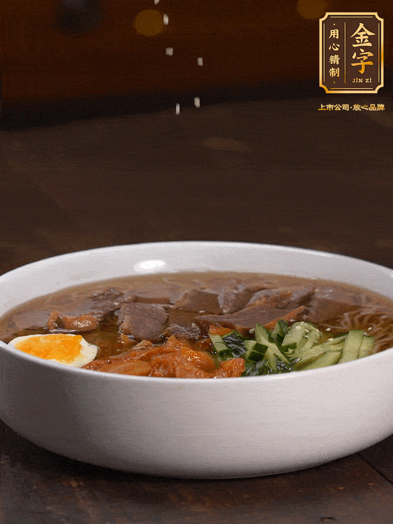 放入冰涼的冷面湯碼上黃瓜絲、泡菜、牛肉、雞蛋，撒點(diǎn)白芝麻