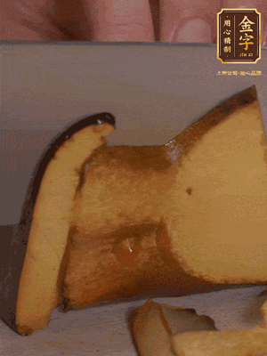 2個(gè)牛肝菌切丁，1個(gè)牛肝菌切片；金字香腸1根切丁，1根切片