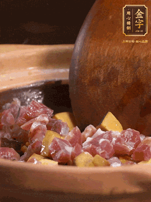 熱油下蒜片，倒入香腸丁、牛肝菌丁翻炒出香味