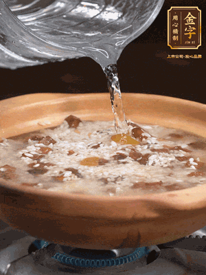 再倒入泡了30分鐘的大米翻拌均勻，加水稍微沒(méi)過(guò)（米水比例1:1），中火燜煮，到冒大泡，大致5分鐘