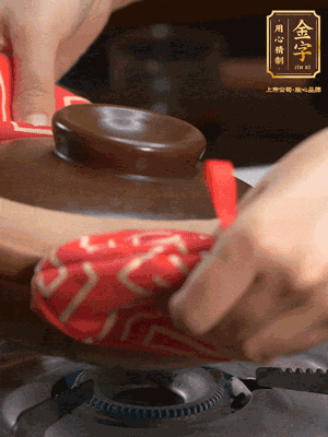 中火調(diào)成小火，鋪上香腸蓋蓋燜5分鐘。不斷轉(zhuǎn)動(dòng)瓦煲，讓側(cè)壁的飯形成飯焦