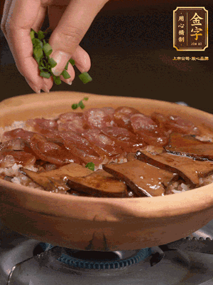 最后鋪上牛肝菌，爭(zhēng)分奪秒地倒上醬汁，撒點(diǎn)小蔥花