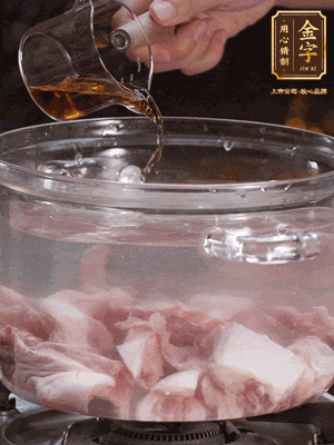 老鴨切塊，鍋里水煮開，鴨肉加姜片、料酒焯水