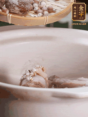 焯好水洗凈的鴨肉、薏米、芡實、蜜棗+適量水煲1小時