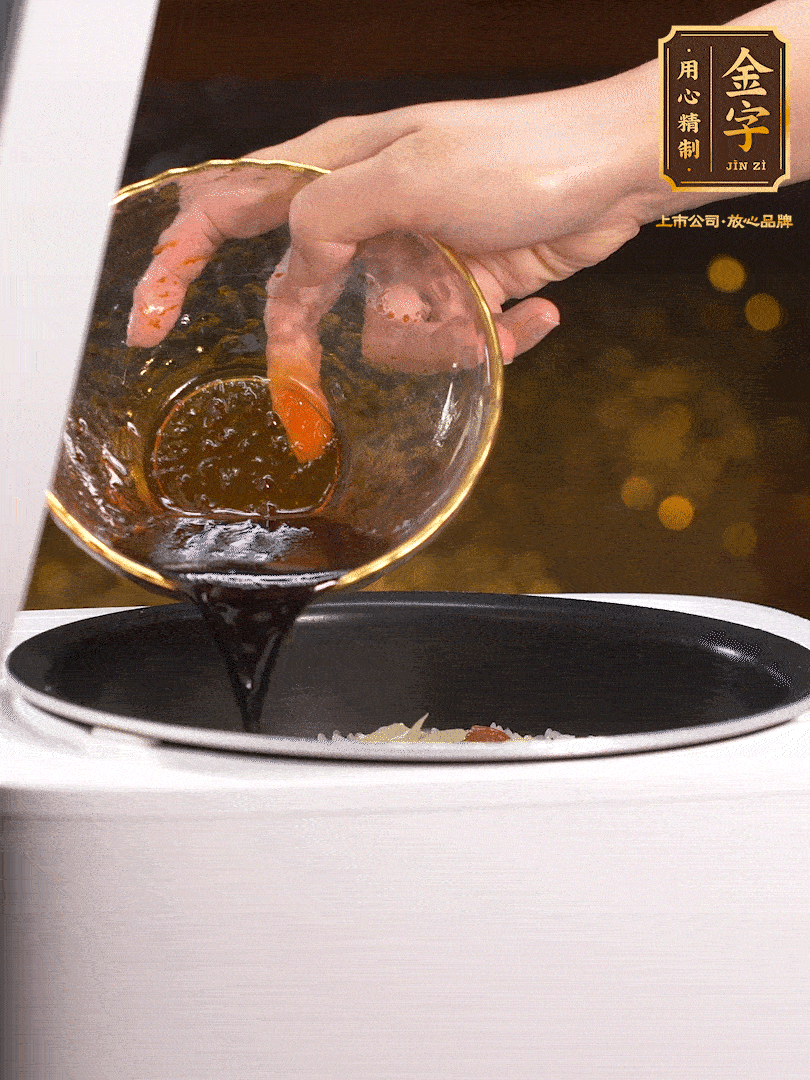 煮好后，淋上醬汁：2勺生抽、1勺老抽、1勺蠔油、半勺白糖、半勺香油、1勺水
