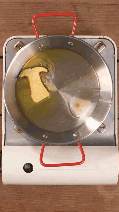 牛肝菌切片，用黃油煎熟