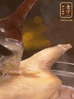 大火燒開(kāi)后，撇去浮沫。轉(zhuǎn)小火燉2個(gè)小時(shí)