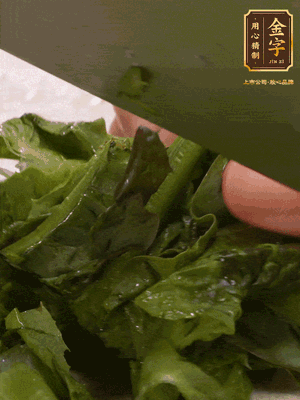 萵筍去皮切丁，萵筍葉切碎