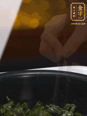 煮飯鍵開煮，根據(jù)個人口味加鹽