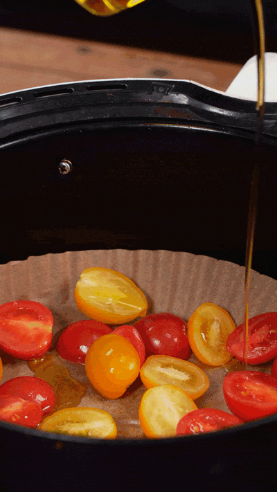 小番茄撒鹽胡椒，空氣炸鍋烤10分鐘至表面變皺