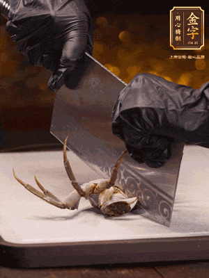 用刷子刷干凈六月黃，一斬二。把蟹蓋、蟹胃拿出來。