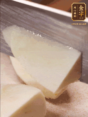 茭白去殼，底部一層老皮刨掉，切成滾刀塊