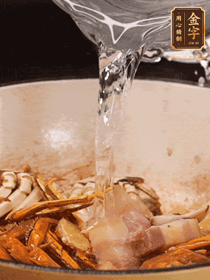 加料酒/花雕酒去腥，加入開水燜10分鐘左右