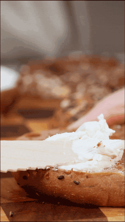 貝果在烤箱中180度復(fù)烤5分鐘，涂上芝士