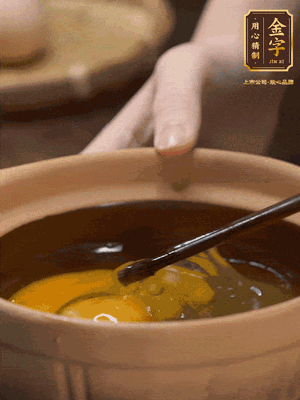 雞蛋打入砂鍋，充分打勻，1.5倍的溫水加一勺鹽，倒入蛋液中，攪拌均勻后用勺子舀去表面浮沫