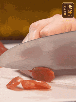 臘腸下水煮10分鐘，切薄片