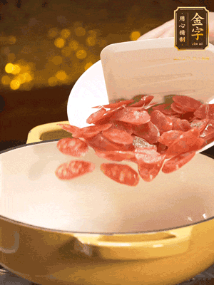 鍋里放油，香腸煸炒出多余的油脂，然后放小米辣