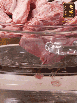 羊排清水洗凈，冷水浸泡30分鐘-2個(gè)小時(shí)，去除血沫。冷水下鍋，小火加熱析出血水后洗凈備用