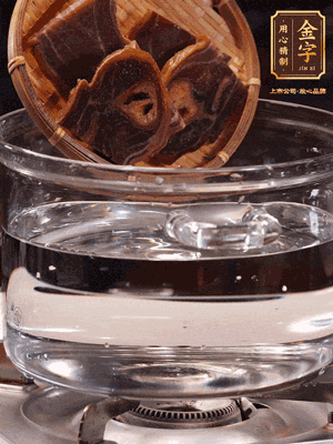 火腿蹄片，冷水下鍋，加蔥姜、料酒焯水