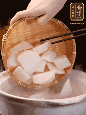 大火煮開后，轉(zhuǎn)中小火燉40分鐘，挑出蔥結(jié)，再下蘿卜燉20分鐘