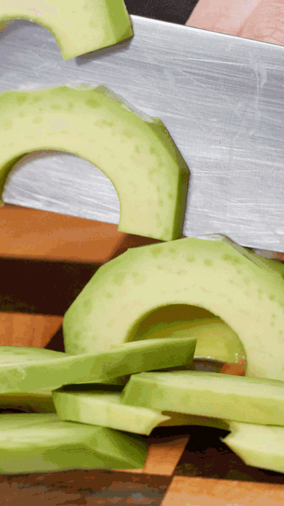 土司表面涂抹橄欖油，烤箱180°烤6 分鐘