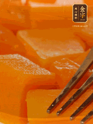 南瓜去皮，一半切塊備用，一半切塊蒸熟，碾成泥