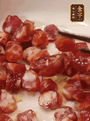 砂鍋熱油，下姜絲、香腸煸香