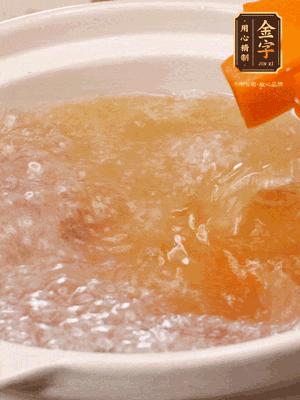 倒入開水、南瓜塊、南瓜泥中火煮5分鐘