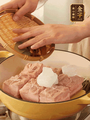 五花肉皮朝下，桂皮、八角、香葉、冰糖、生抽、花雕酒