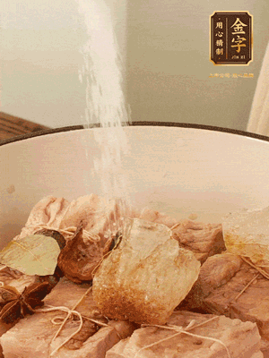 加水沒過，大火煮開轉(zhuǎn)小火慢燉2小時，煮到收汁