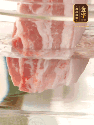 大塊豬五花冷水下鍋，蔥、姜、花雕酒焯水