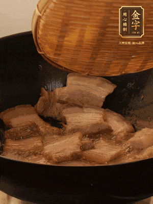 鍋中少油，翻炒五花肉