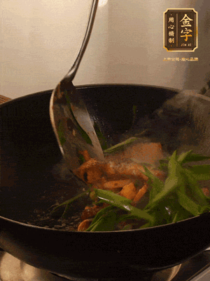 黃豆醬、鹽、糖調(diào)味，淋一圈花雕酒，蒜白先下，蒜葉后下