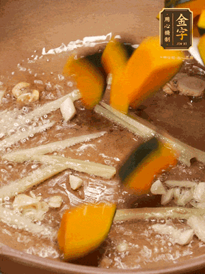 砂鍋倒一層底油，蒜粒、姜絲炒香后，再下南瓜翻炒30秒